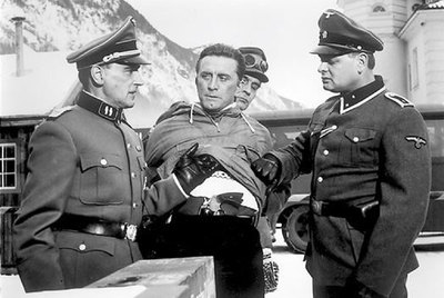 Kirk Douglas, en el papel de resistente noruego, vive una situación delicada en  Los héroes de Telemark. 
