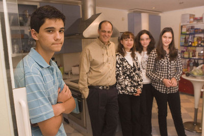 Esteban Gómezllata, ayer junto a sus padres y sus hermanas en su domicilio de San Sebastián.