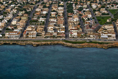Vista aérea de chalets y viviendas en primera línea de mar en S'Estanyol Sa Rapita.
