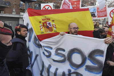 Un grupo de 'mossos' recibe a Mas con una bandera española