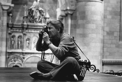 La fotógrafa estadounidense Eve Arnold con dos de sus cámaras, en 1963.