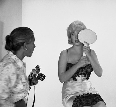 Eve Arnold habla con Marilyn Monroe, a quien fotografió durante el rodaje de  Vidas Rebeldes .