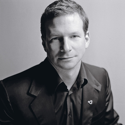 El joyero Lorenz Bäumer fue el elegido por Olivier Echaudemaison, director creativo de Guerlain, para dar una nueva vida a la máscara de pestañas.