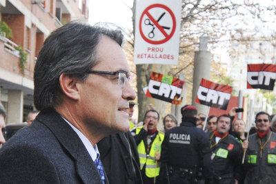  Mossos  abuchean a Mas por los recortes salariales.