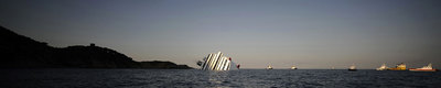 Vista del crucero italiano  Costa Concordia,  encallado cerca de la costa de la isla de Giglio, en Italia.