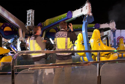 Agentes de la policía revisan la atracción de feria de Alicante donde ayer sucedió el accidente.