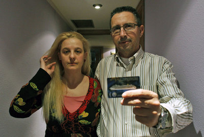 Enrique, con la trajeta del  Costa Concordia  en la mano, y María José, ayer en su casa en Mislata.
