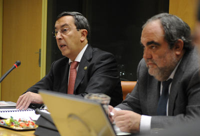 José Luis Bilbao (a la izquierda), ayer con el presidente de la comisión, el socialista Mikel Unzalu.