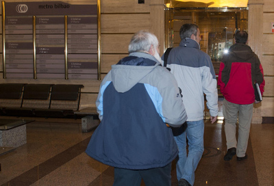Miembros del comité de empresa de Metro se dirigen a la reunión con la dirección.