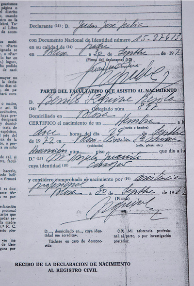 El parte de nacimiento con los datos falsos.