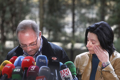 Los padres de Marta, Antonio del Castillo y Eva Casanueva, ayer en Sevilla.