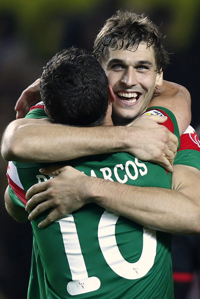 Llorente y De Marcos se abrazan tras un gol.