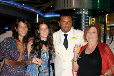 El capitán Francesco Schettino con tres pasajeras en un viaje anterior del  Concordia .