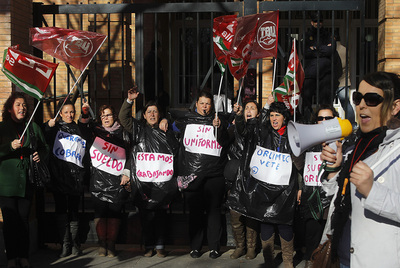 Protesta de trabajadoras ayer en la Delegación Provincial de Sevilla de la Consejería de Educación.