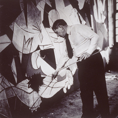 Pablo Picasso, pintando el  Guernica  en su estudio de París, en la primavera de 1937. La foto es de su amante de entonces, Dora Maar.