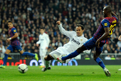 Abidal remata ante Carvalho en el gol de la victoria del Barça.