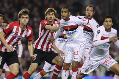 Aurtenetxe y Llorente luchan por la posición con Tissone, Ramis y Cáceres.