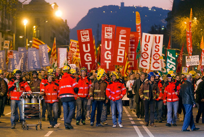 Bomberos,  mossos  y personal de la Administración participaron en la manifestación de Barcelona contra los recortes.