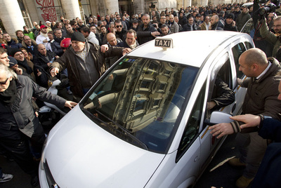 TAXISTAS EN PIE DE GUERRA CONTRA LOS CAMBIOS