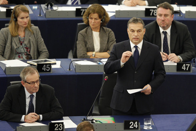 El primer ministro húngaro, Viktor Orbán, se dirige ayer al Parlamento Europeo en Estrasburgo.