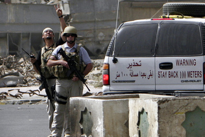 Agentes de seguridad privados vigilan el lugar de un atentado en Bagdad.