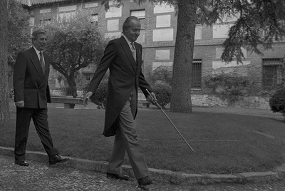 UNA LARGA Y PRIVILEGIADA RELACIÓN. La fotografía muestra un momento del día en que Mario Vargas Llosa recibió en Alcalá de Henares, de manos del Rey Juan Carlos, el Premio Cervantes a toda su carrera literaria. Era el 24 de abril de 1995 y ese día marcaba un momento capital en las relaciones personales entre el Rey y el escritor que acabaría ganando el Nobel.