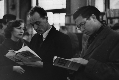 Lectores de  Lolita,  de Vladímir Nabokov, fotografiados en una librería de Londres en 1959.