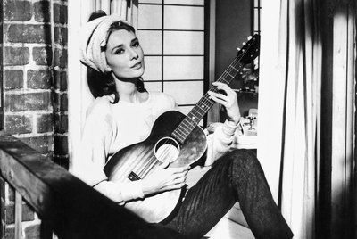 Audrey Hepburn canta  Moon river  en  Desayuno con diamantes. 