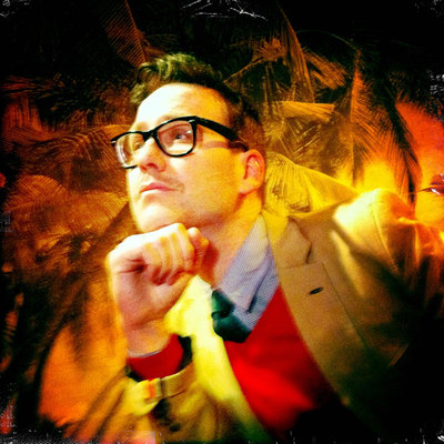 Joaquín Reyes retratado ante las palmeras del bar de su amigo Xoel López, Picnic, en la calle del Pez.