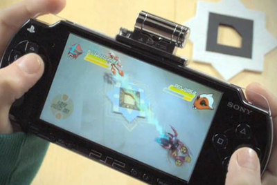 Un niño persigue  Invizimals,  juego español creado por Daniel Sánchez-Crespo.