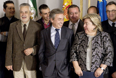 Griñán, el presidente de la federación de exportadores agrícolas (en el centro) y Aguilera.