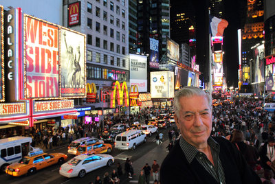 El escritor Mario Vargas Llosa en Nueva York, unos días después de conocerse que le había sido concedido el Premio Nobel.