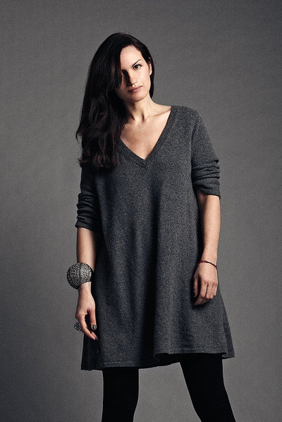 La diseñadora Eva Zingoni retratada con su propio vestido vestido de punto sobre 'leggings' de Wolford. Brazalete y anillo de Alexander McQueen para Iff Madrid.