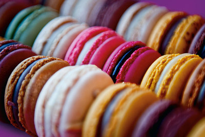 El 'macaron' básico se prepara mezclando almendra molida, clara de huevo a punto de nieve y azúcar o almíbar. La masa se reparte en pequeños círculos y se deja reposar. Después se hornea, se enfría y por último se forman los 'bocadillos' con el relleno.