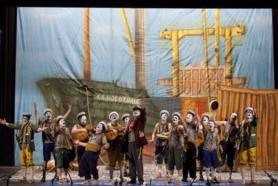 El Carnaval llena Cádiz de momentos descabellados y humorísticos