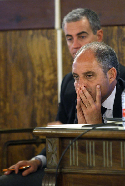 Francisco Camps y (al fondo) Ricardo Costa, en una de las sesiones del  juicio de los trajes. 