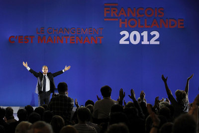 François Hollande, líder del Partido Socialista francés, saluda a sus partidarios a su llegada al mitin de Le Bourget.