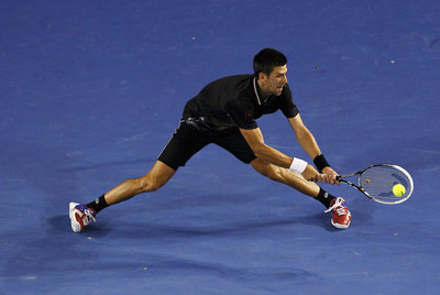 Djokovic devuelve la pelota a Lleyton Hewitt ayer en Melbourne.