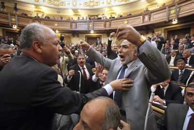 Parlamentarios egipcios discuten durante la primera sesión de la Asamblea del Pueblo.