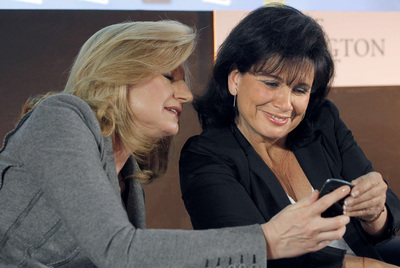 Arianna Huffington y Anne Sinclair, ayer durante la presentación de  Le Huffpo .