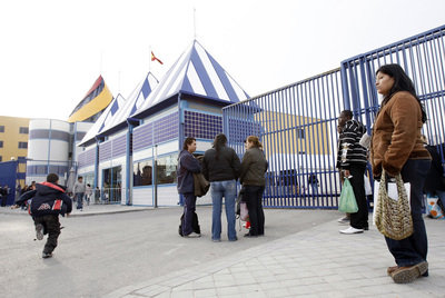 Familiares de inmigrantes detenidos en el Centro de Internamiento de Extranjeros de Aluche (Madrid).