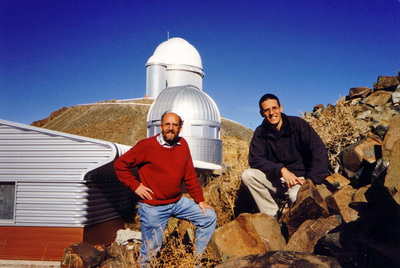 Los astrónomos suizos Michel Mayor (izquierda) y Didier Queloz, en un observatorio en 2003.