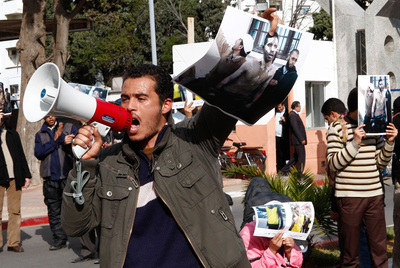 Manifestantes muestran fotos de  Zeidún, el joven fallecido días después de inmolarse.