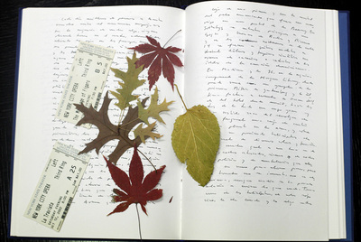 Uno de los cuadernos donados por Muñoz Molina, con flores y entradas a la ópera incluidas.