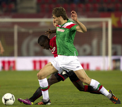 Llorente pelea por el balón con Pereira.