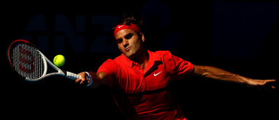 Federer devuelve un golpe en su partido de cuartos contra Del Potro.