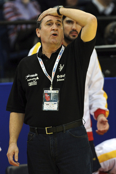 Rivera se lamenta durante el partido con Dinamarca.