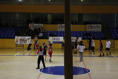 Unos jugadores de la cantera de baloncesto, durante un entrenamiento en las canchas del Instituto Ramiro de Maeztu de Madrid.