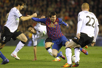 Messi entre Albelda, Rami y Mathieu.
