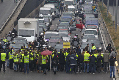 Trabajadores de Spanair cortaron ayer la Gran Vía de Barcelona a la altura de la Plaza de Europa.